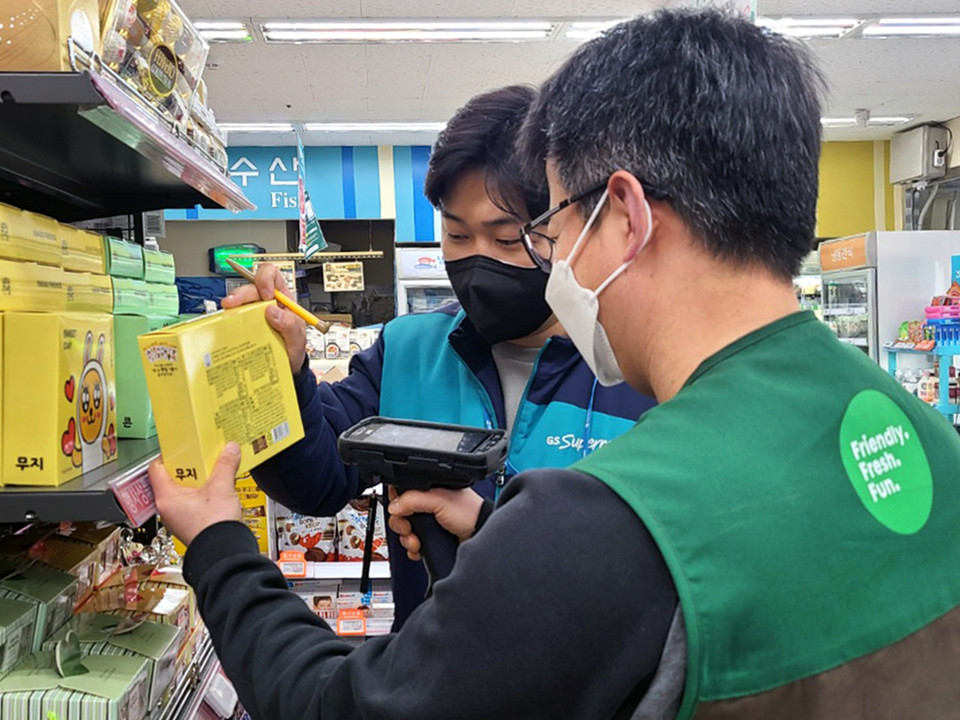 GS수퍼마켓에서 OFC가 경영주와 함께 상품에 대해 이야기 하고 있다. 사진=GS수퍼마켓