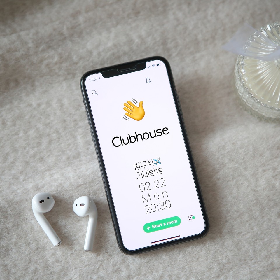 티웨이항공은 음성 기반의 SNS ‘클럽하우스’ 를 통해 ‘방구석 기내방송’이라는 독특한 콘셉트의 랜선 해외여행을 기획했다. 사진=티웨이항공