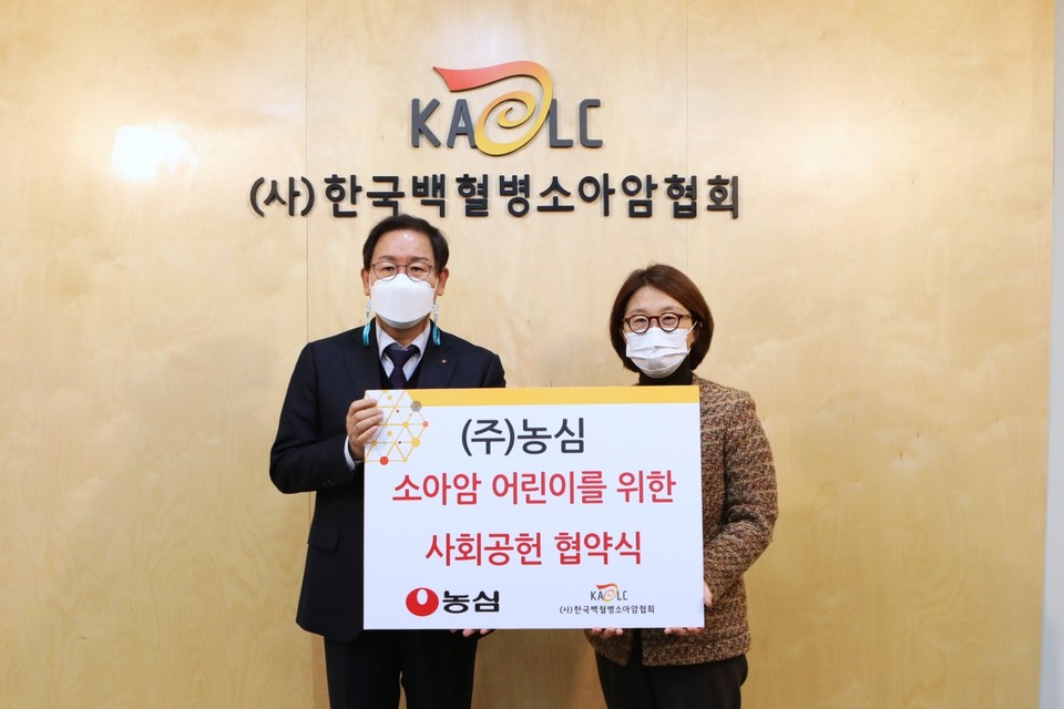 지난 4 일 진행된 농심- 한국백혈병소아암협회 사회공헌 협약식. 사진 왼쪽부터 농심 경영기획부문장 황청용 전무, 한국백혈병소아암협회 허인영 사무총장 대행 사진=농심