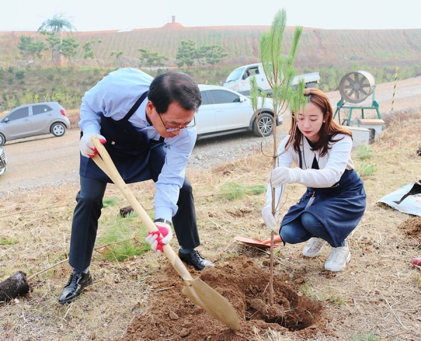 2018년 11월 열린  ‘수도권매립지 제2매립장’ 처음처럼 2호숲 식수식.  사진=롯데주류