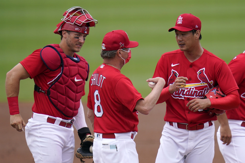 세인트루이스 카디널스 좌완 김광현(오른쪽)이 4일(한국시간) 미국 플로리다주 주피터 로저딘 스타디움에서 열린 뉴욕 메츠와의 메이저리그 시범경기 중 마이크 실트 감독과 대화하고 있다. 사진=주피터[미국 플로리다주] AP=연합뉴스