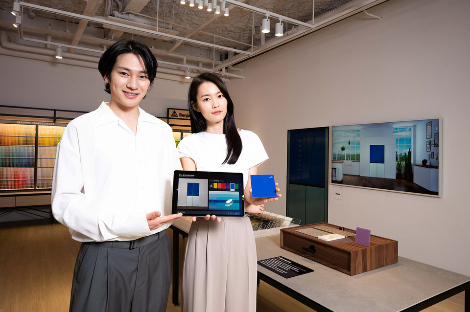 삼성전자 모델이 삼성디지털프라자 강남본점 6층에 마련된 '비스포크 아틀리에'에서 360가지 색상으로 구성된 ‘프리즘 컬러’를 소개하고 있다. 사진=삼성전자