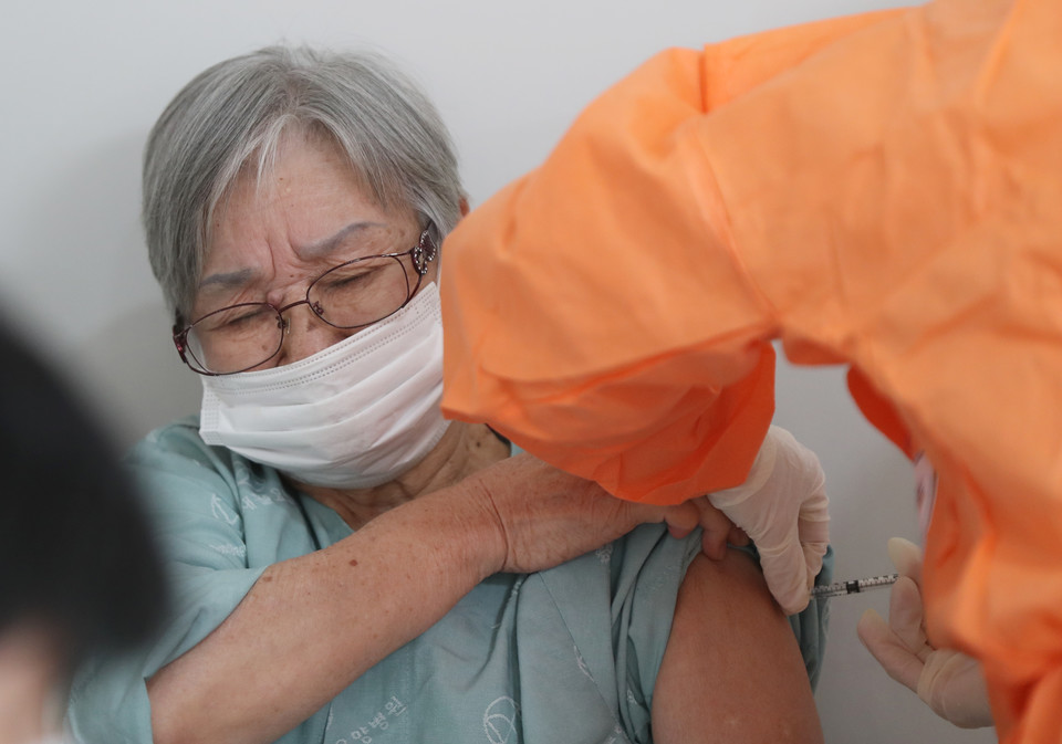 23일 오전 광주 북구 동행요양병원에서 65세 이상 환자가 아스트라제네카(AZ) 백신 접종을 받고 있다. 연합뉴스