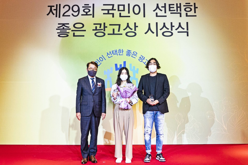 LG유플러스의 미아방지를 위한 지문등 사전등록 장려 캠페인 광고가 제29회 국민이 선택한 좋은 광고상에서 금상을 받았다.  25일 열린시상식에 (왼쪽부터) 한국광고주협회 최영범 운영위원장, LG유플러스 류정은 선임, LBEST 신혁 책임이 참석했다. 사진=LG유플러스