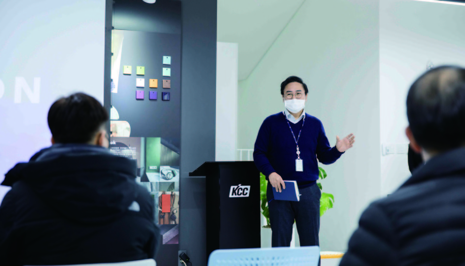 KCC컬러&디자인센터에서 진행한 트렌드 펄스 세미나에서 KCC 직원이 고객에게 디자인 트렌드를 설명하고 있다.