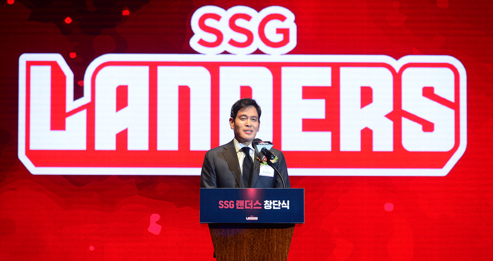신세계 정용진 부회장이 3월 30일 서울 중구 웨스틴 조선호텔에서 열린 SSG 랜더스 창단식에서 창단 포부를 말하고 있다. 연합뉴스