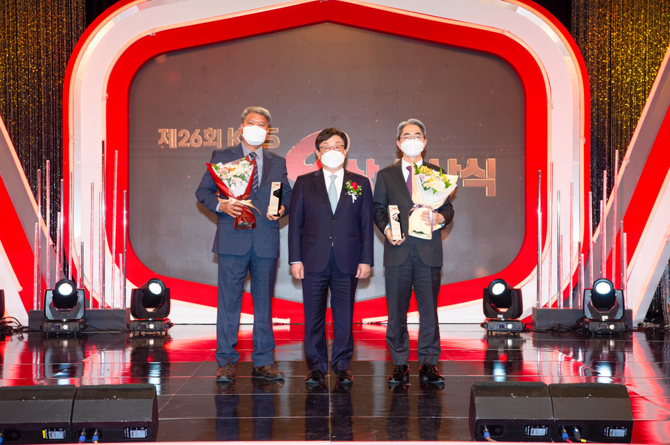 DB손해보험 김정남 대표(사진 가운데)가 특별상 수상자 이명희씨(사진 왼쪽), 한국안전인증원 박승민 이사장과 기념촬영을 하고 있다. 사진=DB손해보험