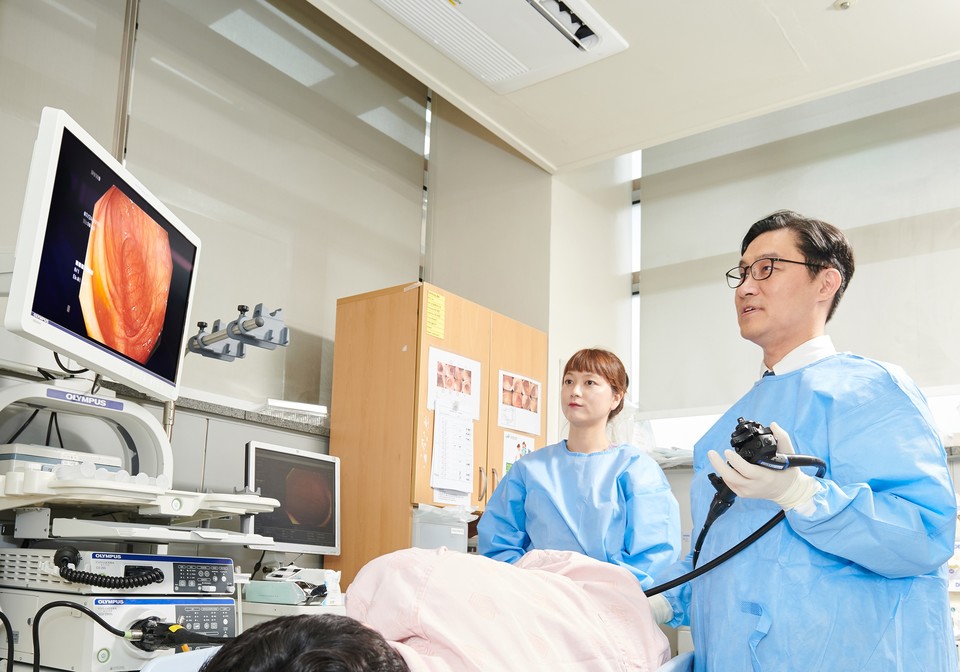 중앙대병원 소화기내과 최창환 교수가 대장내시경검사를 진행하고 있다. 사진=중앙대병원