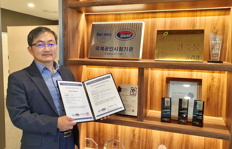 풀무원의 첨단 R&D센터 풀무원기술원이 KOLAS 국제공인시험기관 인정을 취득하며 글로벌 R&D 역량을 입증했다. 풀무원기술원 이상윤 원장(사진)이 한국인정기구 KOLAS(Korea Laboratory Accreditation Scheme)로부터 수여받은 국제공인시험기관 인정서를 들어보이고 있다. 사진=풀무원