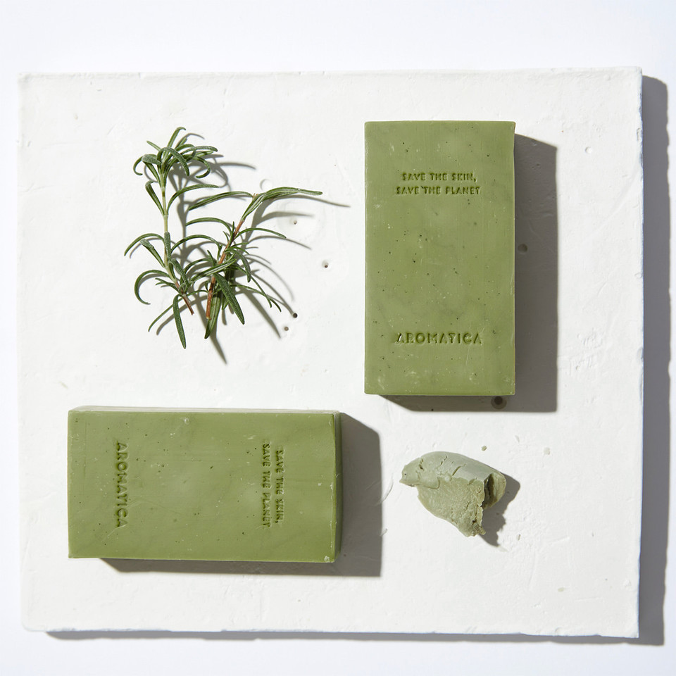 플라스틱 사용과 쓰레기를 줄인 아로마티카의 ‘로즈마리 스칼프 스케일링 샴푸 바’ 사진=아로마티카