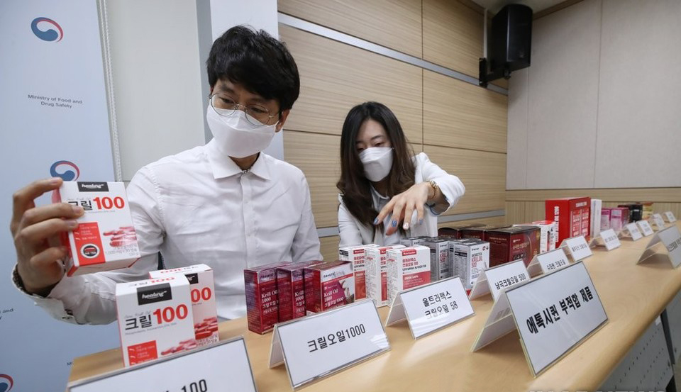 지난해 6월9일 부적합 제품으로 전량 회수 폐기된 크릴오일 제품. 사진 연합뉴스