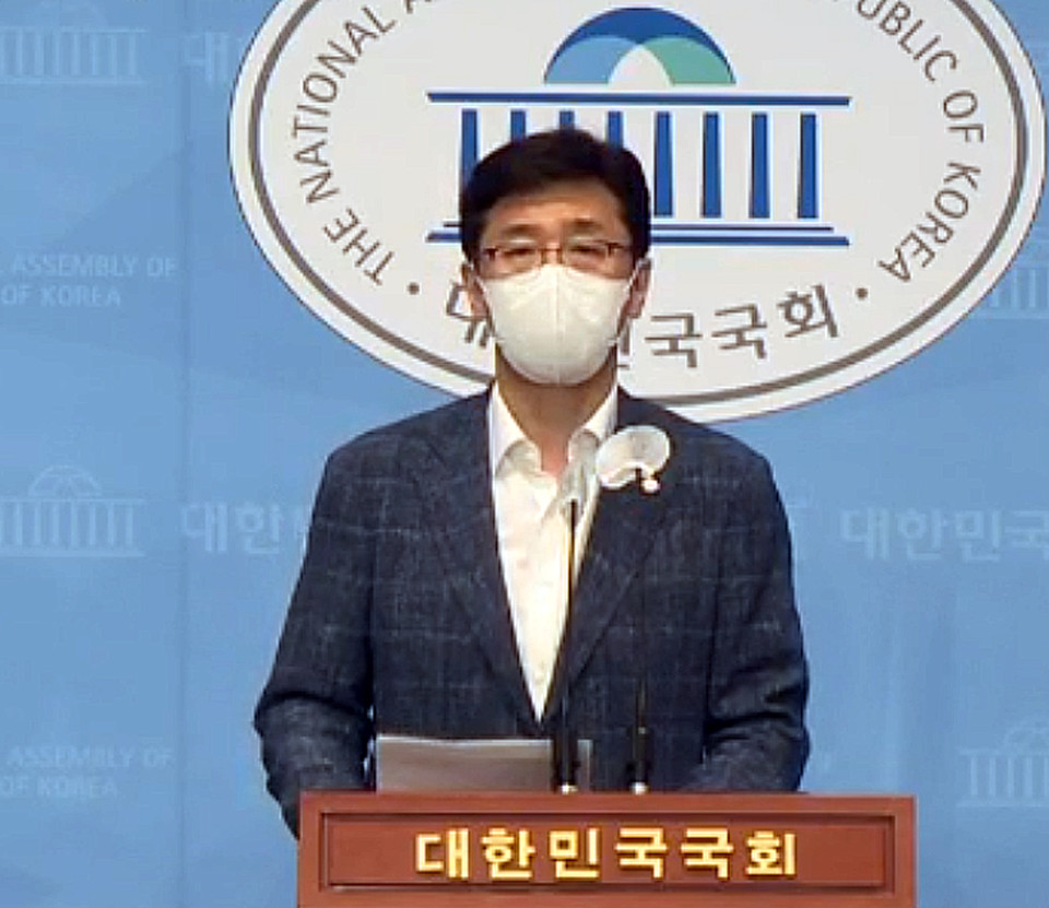 더불어민주당 고용진 수석대변인이 8일 브리핑을 진행하고 있다. 연합뉴스