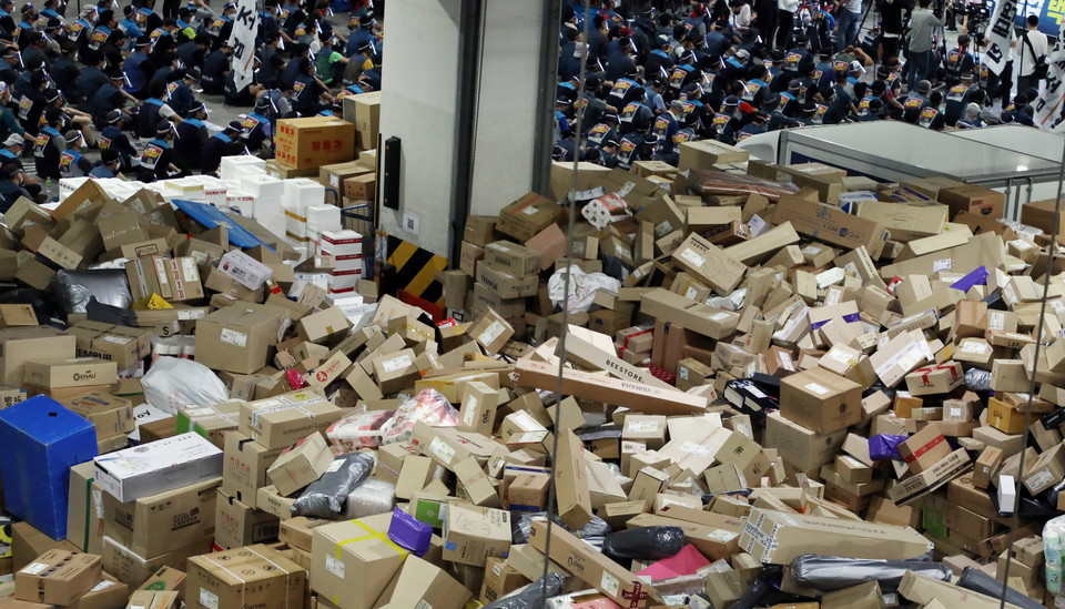 파업으로 쌓여있는 택배물품들. 연합뉴스