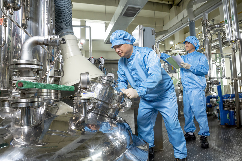 JW중외제약 시화공장의 원료합성 모습