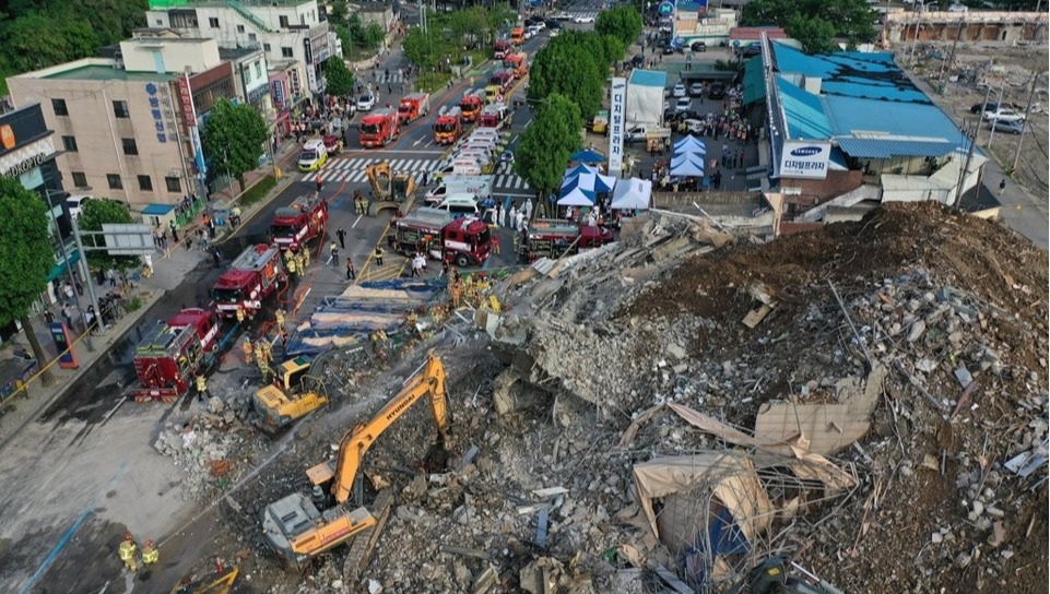 광주 동구 학동의 한 철거 작업 중이던 건물이  9일 오후 붕괴해 도로 위로 건물 잔해가 쏟아져 시내버스 등이 매몰됐다. 연합뉴스