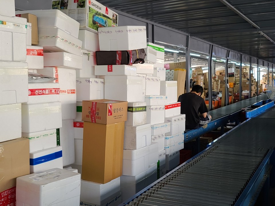 택배가 쌓여있는 CJ대한통운 춘천 SUB터미널. 사진=소상공인연합회
