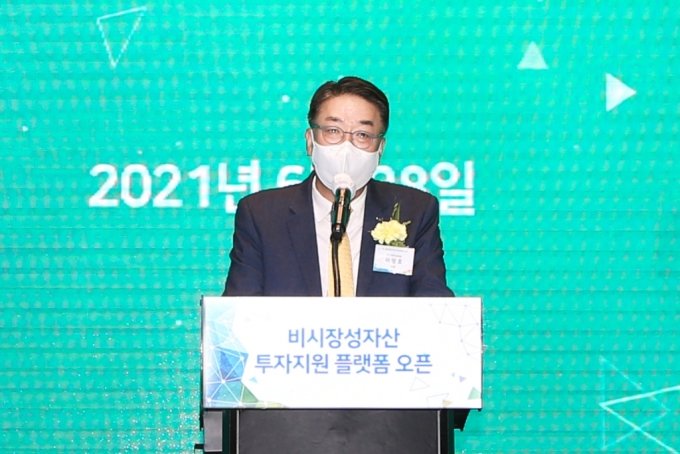 예탁결제원 이명호 사장이 28일 진행된 비시장성 자산 투자 지원 플랫폼 개설 기념식에서 발언하고 있다. 사진=예탁결제원