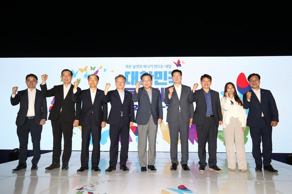 지난 24일 열린 대한민국 동행세일 개막식에 참석해 포즈를 취하고 있는 한샘 안흥국 사장(오른쪽 세번째) 사진=㈜한샘