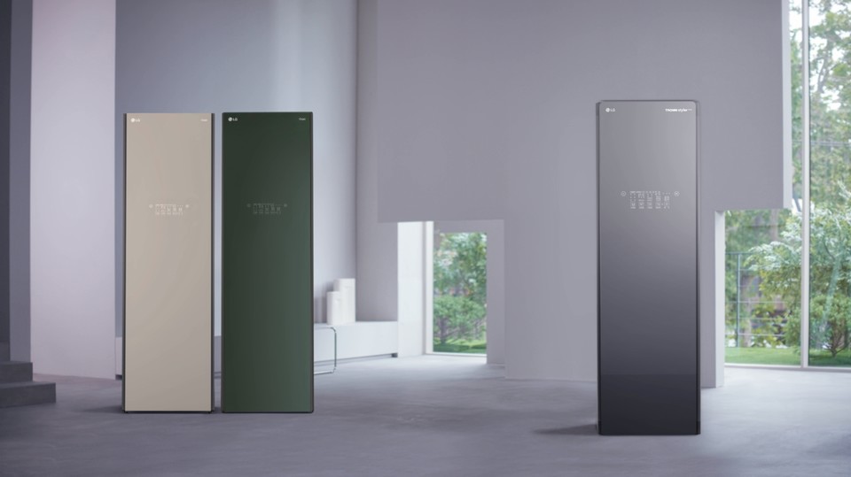 LG 트롬 스타일러 인테리어 사진. LG 트롬 스타일러 오브제컬렉션(좌), LG  트롬 스타일러 블랙에디션2(우) 사진=LG전자