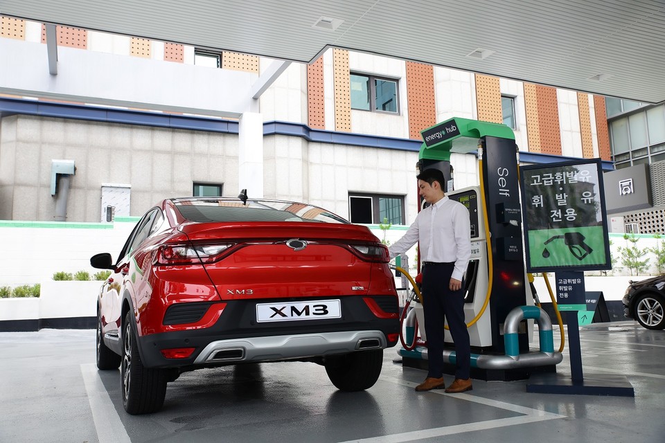 차량 안에서 GS칼텍스 주유소와 주유 금액(양)을 선택 후 길안내에 따라 주유소에 도착 후 비어 있는 주유기에 정차 후 ‘오윈’ 번호만 확인하면 인카페이먼트 서비스를 이용할 수 있다. 사진=르노삼성자동차