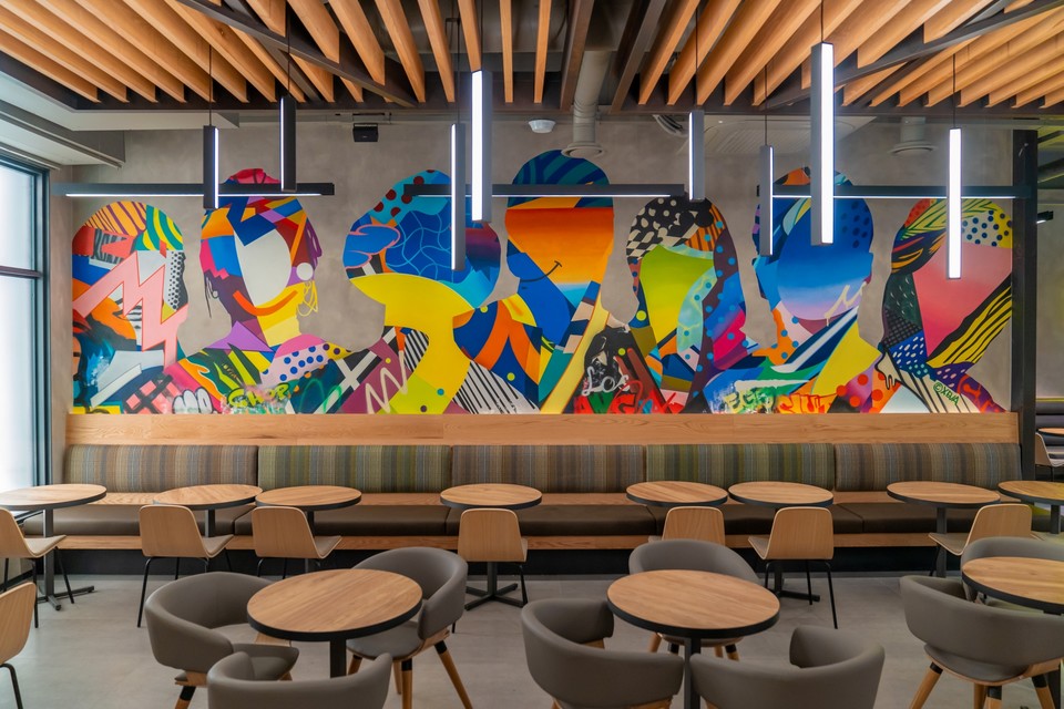 그래피티 아티스트 ‘제바(Xeba)’와 협업해 에그슬럿만의 긍정적인 에너지를 화려한 색감으로 표현한 뮤럴(Mural, 벽화) 아트 사진=SPC그룹