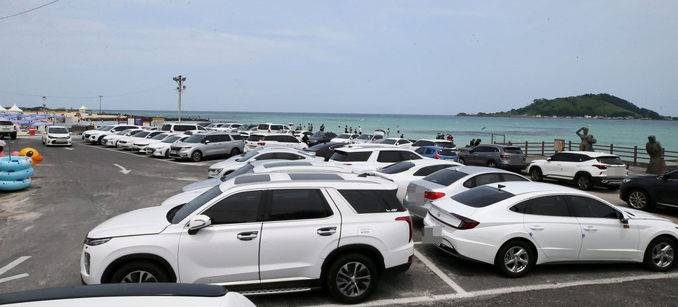 제주시 협재해수욕장의 렌터카 주차장. 연합뉴스