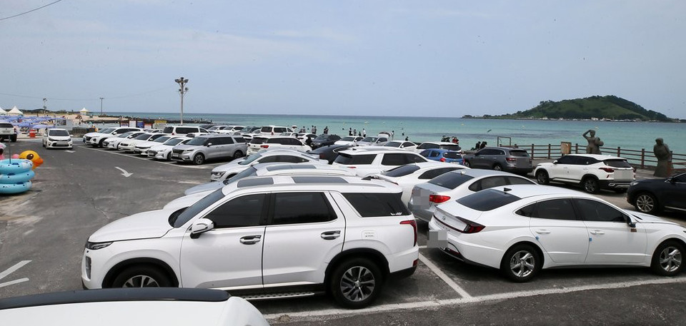 렌터카 차량으로 가득찬 제주시 협재해수욕장. 연합뉴스