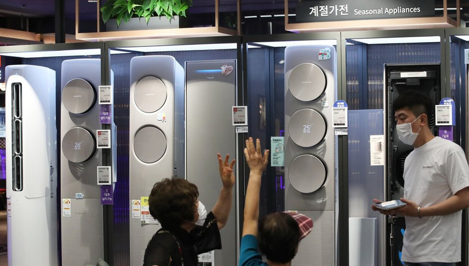 롯데하이마트 용산아이파크몰점에서 시민들이 에어컨 매장을 둘러보고 있다. 연합뉴스