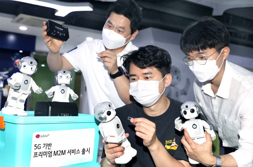 LG유플러스가 5G를 기반으로 초고속·대용량 데이터 전송을 지원하는 ’프리미엄 M2M’ 서비스를 출시했다. 사진은 LG유플러스 임직원이 로봇을 이용한 프리미엄M2M 서비스를 시연하는 모습 사진=LG유플러스