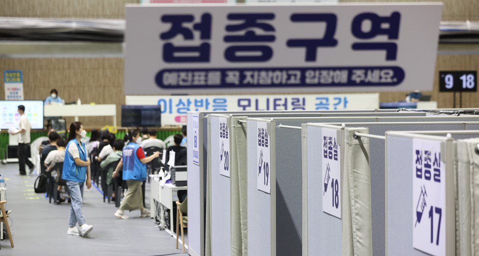  12∼17세 소아·청소년과 임신부의 코로나19 백신접종이 4분기부터 시작될 전망이다. [연합뉴스]