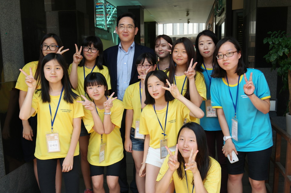 2015년 8월 광주 전남대학교에서 열린 드림클래스 여름 캠프. 이곳에 방문한 이재용 삼성전자 부회장이 캠프에 참여한 중학생들과 기념 촬영을 했다. [사진=삼성]