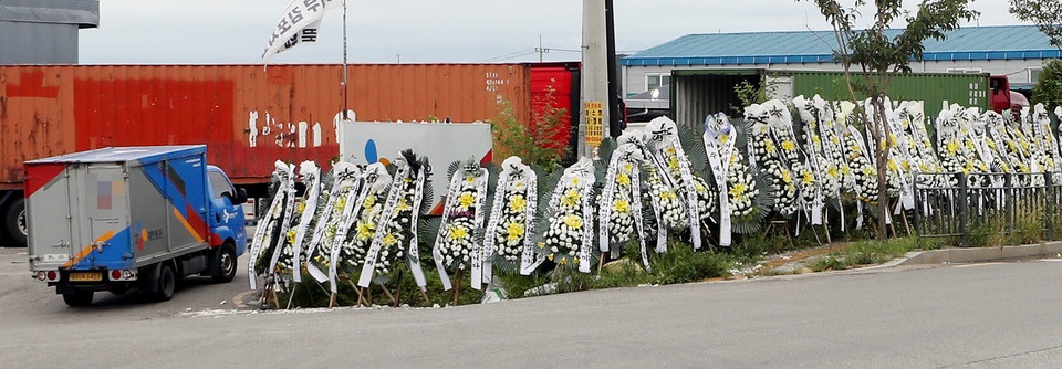 1일 택배대리점주 A씨의 분향소 인근에 전국 택배대리점 점주들이 보낸 근조화환들이 줄지어 놓여 있다. [사진=연합뉴스]