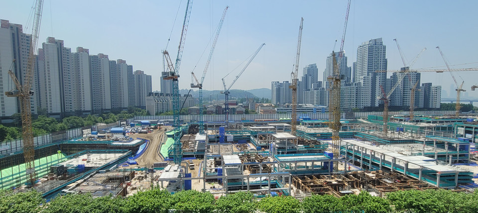 서울 서초구 반포등의 한 재건축 아파트 공사 현장 모습 [사진=연합뉴스] 