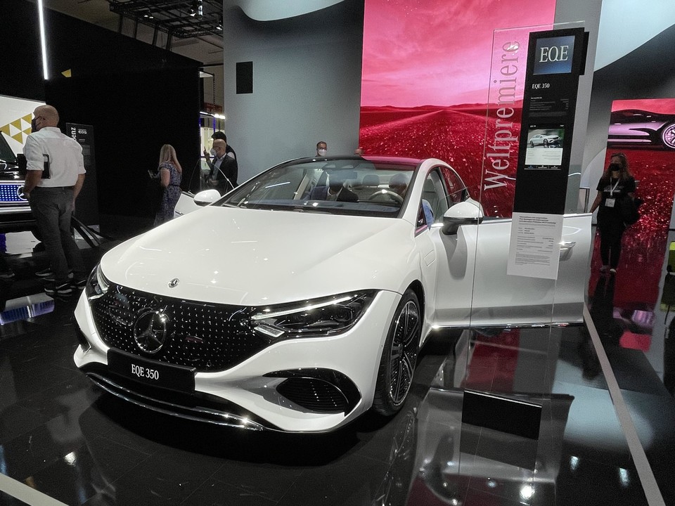 메르세데스-벤츠의 전기 비즈니스 세단인 더 뉴 EQE. [사진=연합뉴스]