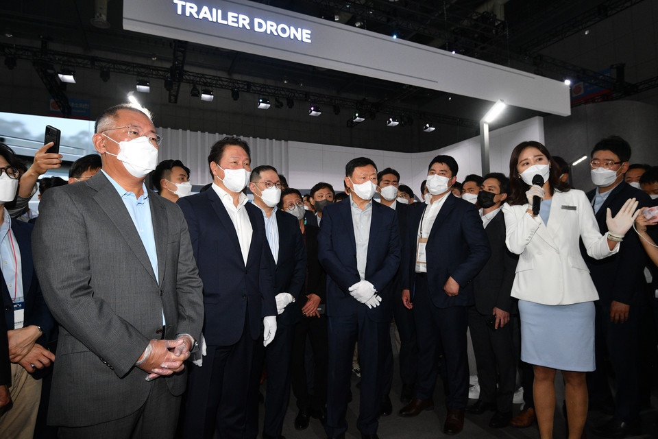 8일 경기도 고양 킨텍스에서 열린 '2021수소모빌리티+쇼'에서 현대자동차 부스를 찾은 정의선 현대차그룹회장(왼쪽부터), 최태원 SK그룹 회장, 신동빈 롯데그룹 회장, 조현상 효성그룹 부회장 등이 트레일러 드론에 대한 설명을 듣고 있다. [사진=연합뉴스]