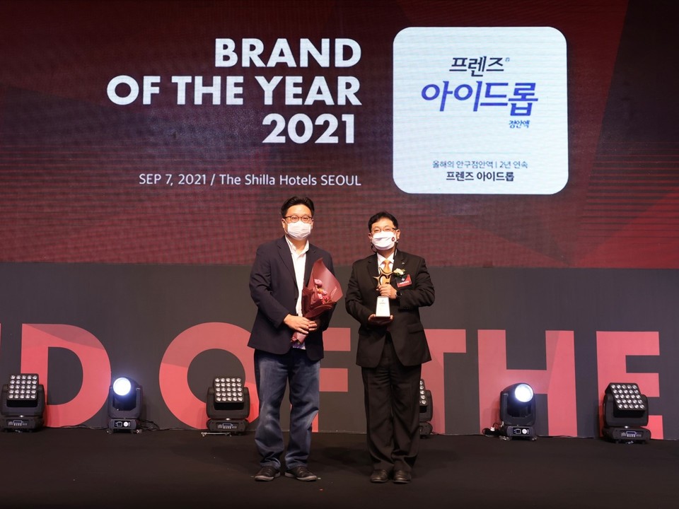 7일 서울 신라호텔에서 열린 ‘2021 올해의 브랜드 대상’ 시상식에서 서경덕 한국소비자포럼 소비자위원장(왼쪽)과 강성구 JW중외제약 이사(OTC마케팅팀장)가 기념사진을 촬영하고 있다. [사진=JW중외제약]