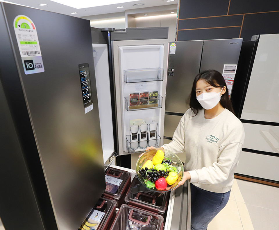 롯데하이마트가 9월 한 달간 추석맞이 김치냉장고 미리구매 행사를 연다. 이 기간 중 김치냉장고 행사 모델을 구매하는 소비자에게 엘포인트(L.POINT), 캐시백 등 최대 55만원 혜택을 제공한다. [사진=롯데하이마트]