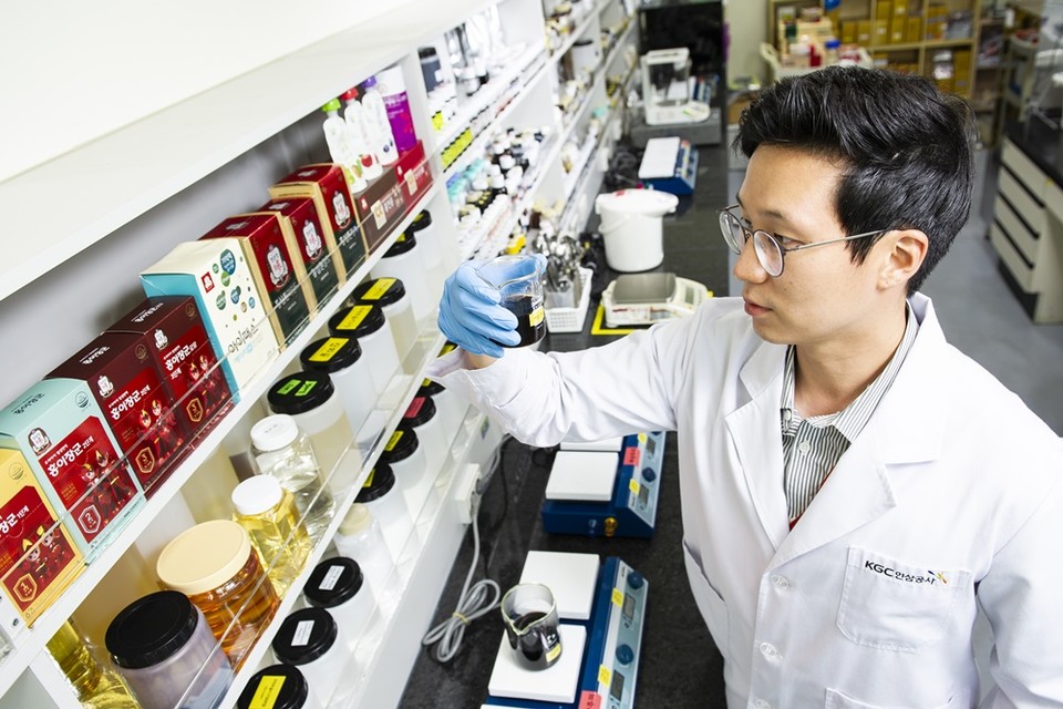 KGC인삼공사 소속 연구진 제품 성분분석 연구모습 [사진=KGC인삼공사]