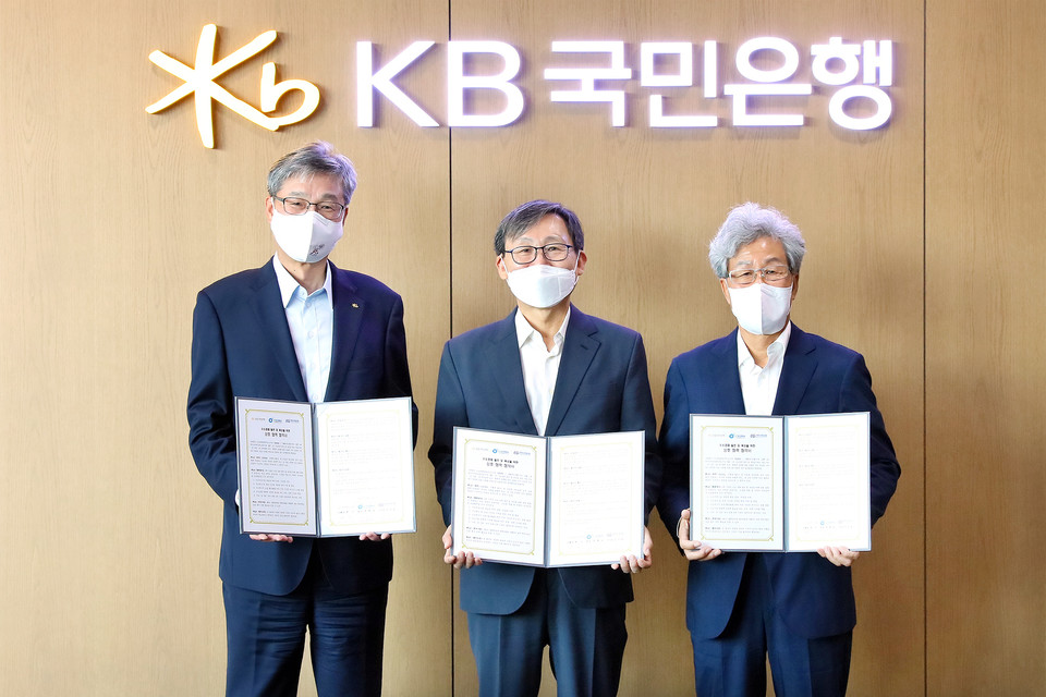 지난 15일  ‘수소경제 발전 및 육성을 위한 업무 협약식’에는 허인 KB국민은행장, 문재도 수소융합얼라이언스 회장, 김수보 엔지니어링공제조합 이사장 및 관계자가 참석했다. [사진=]