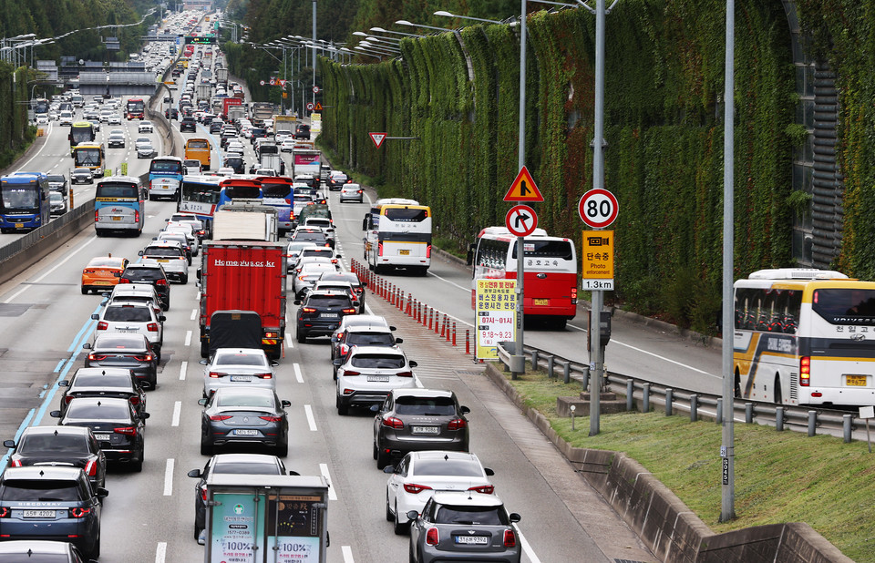 17일 경부고속도로 잠원IC 인근 부산방향 도로가 차들로 가득 차 있다. [사진=연합뉴스]