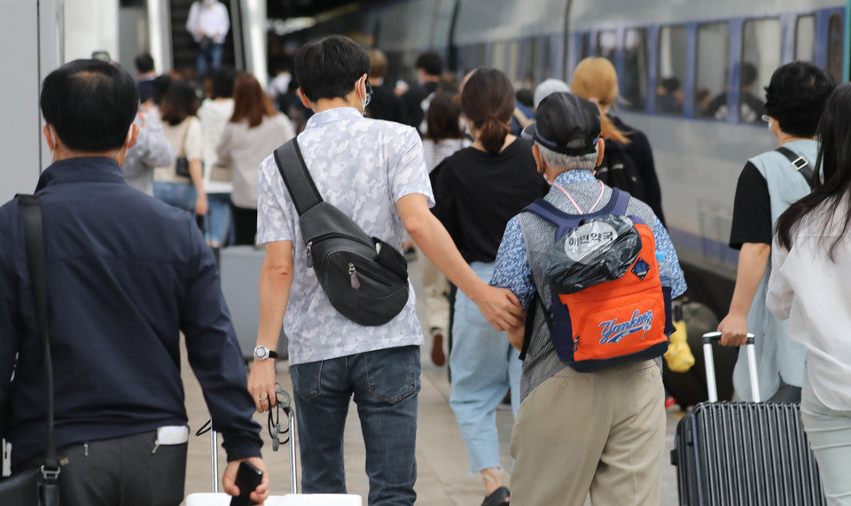 17일 서울역에서 사람들이 귀성길에 오르고 있다. [사진=연합뉴스]