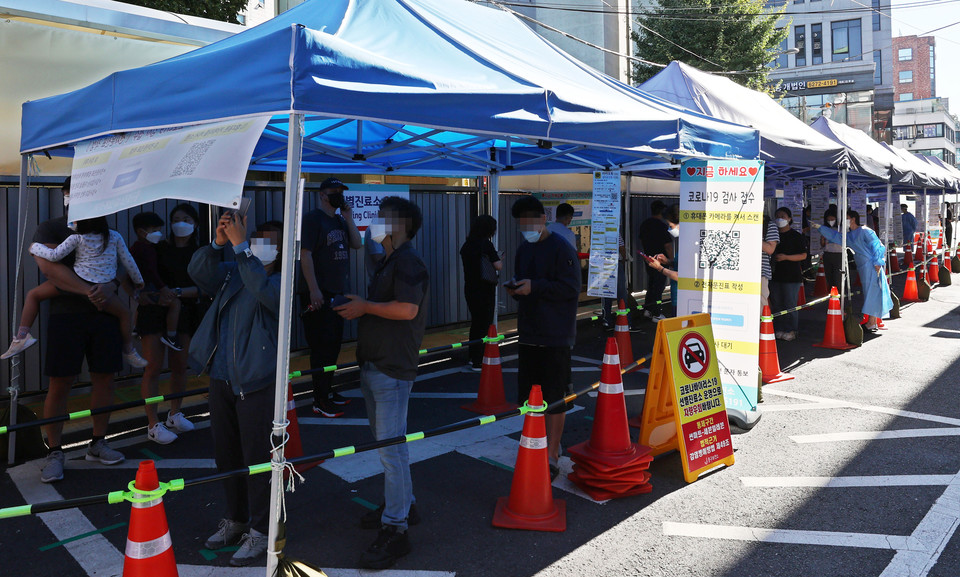 18일 오전 서울 중구보건소 선별진료소를 찾은 시민들이 코로나19 검사를 받기 위해 대기하고 있다. [사진=연합뉴스]