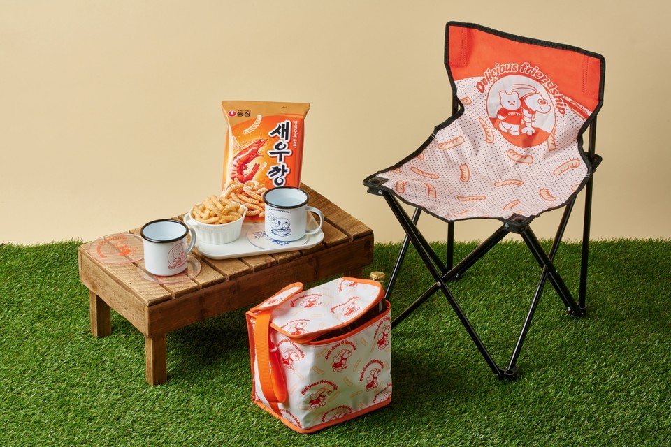 농심은 스마트폰 케이스와 그립톡 등 다양한 생활용품은 물론 캠핑체어·보냉백 등 가을 맞이 캠핑용품도 함께 선보였다. [사진=농심]