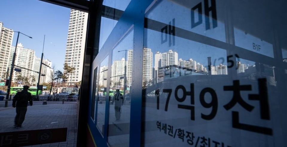 서울 송파구 한 부동산에 붙은 매물 정보 [사진=연합뉴스]