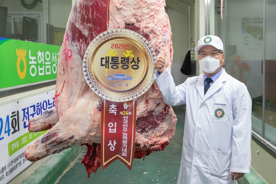 13일 충북 음성에서 열린 ‘제24회 전국한우능력평가대회’에서 강동만 동원홈푸드 축육부문 대표이사가 대통령상 한우를 낙찰받고 기념 촬영을 하고 있다. [사진=동원홈푸드]