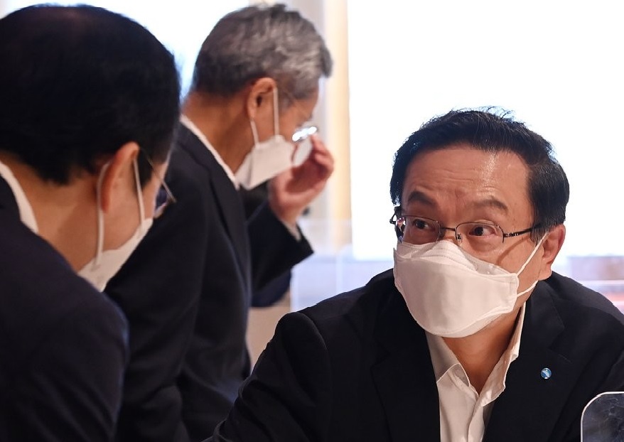 손태승 우리금융지주 회장이 지난 9월 10일 서울 중구 전국은행연합회에서 열린 금융위원장과 금융지주 회장 간담회에서 참석자들과 인사를 나누고 있다. [사진=연합뉴스]