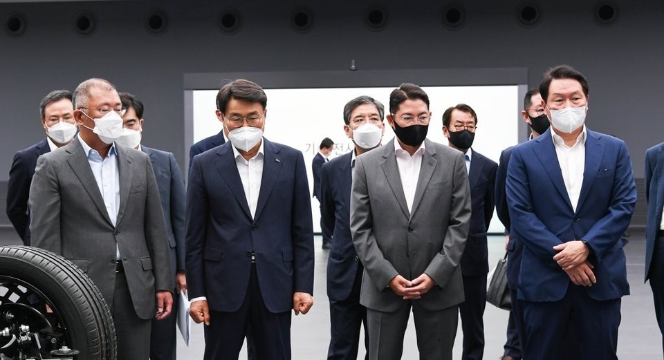 현대차그룹이 SK그룹, 포스코그룹, 효성그룹과 지난 6월 10일 현대자동차·기아 기술연구소에서 수소기업협의체 설립을 논의했다. 사진은 전기차 전용 플랫폼 E-GMP에 대한 설명을 듣는 정의선 현대차그룹 회장(왼쪽부터), 최정우 포스코그룹 회장, 조현준 효성그룹 회장, 최태원 SK그룹 회장 [사진=연합뉴스]