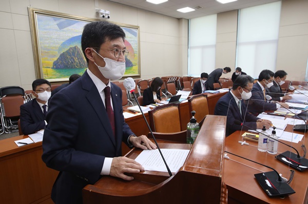 최준우 한국주택금융공사 사장이 18일 서울 여의도 국회에서 열린 국정감사에서 업무보고를 하고 있다. [사진=연합뉴스]