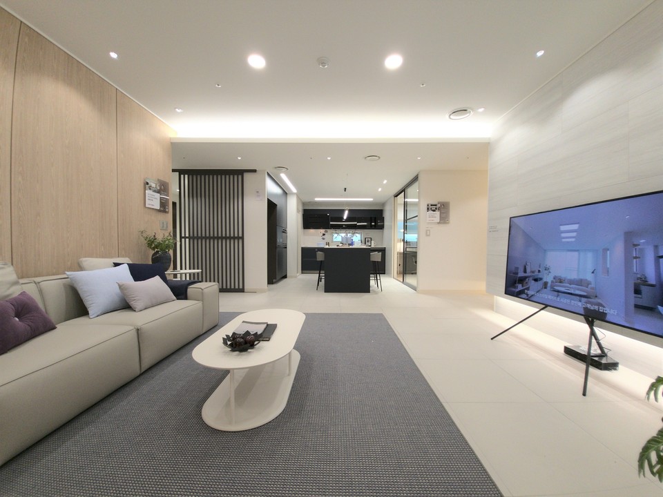 한샘리하우스 롯데 건대스타시티 매장 내 '모던베이지내추럴' 모델하우스 거실 모습  [사진=(주)한샘]