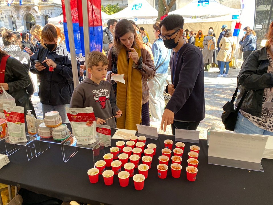프랑스 종가집 김치 블라스트에 마련된 종가집 부스를 찾은 시민들  [사진=대상(주)]